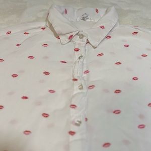 Short sleeve Blouse kisses size medium